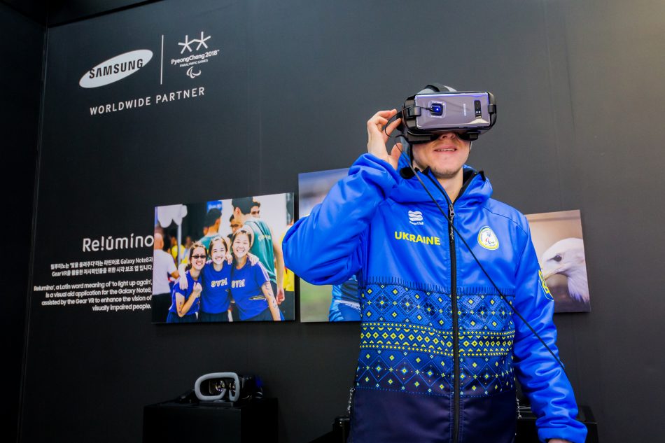 A Paralympian experienced how the vision-enhancing Relúmĭno application works in conjunction with Samsung Gear VR – powered by Samsung Galaxy Note 8 - while visiting the Samsung Paralympic Showcase.