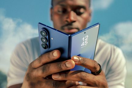 2025_googlesamsung-bts-phonecloseup